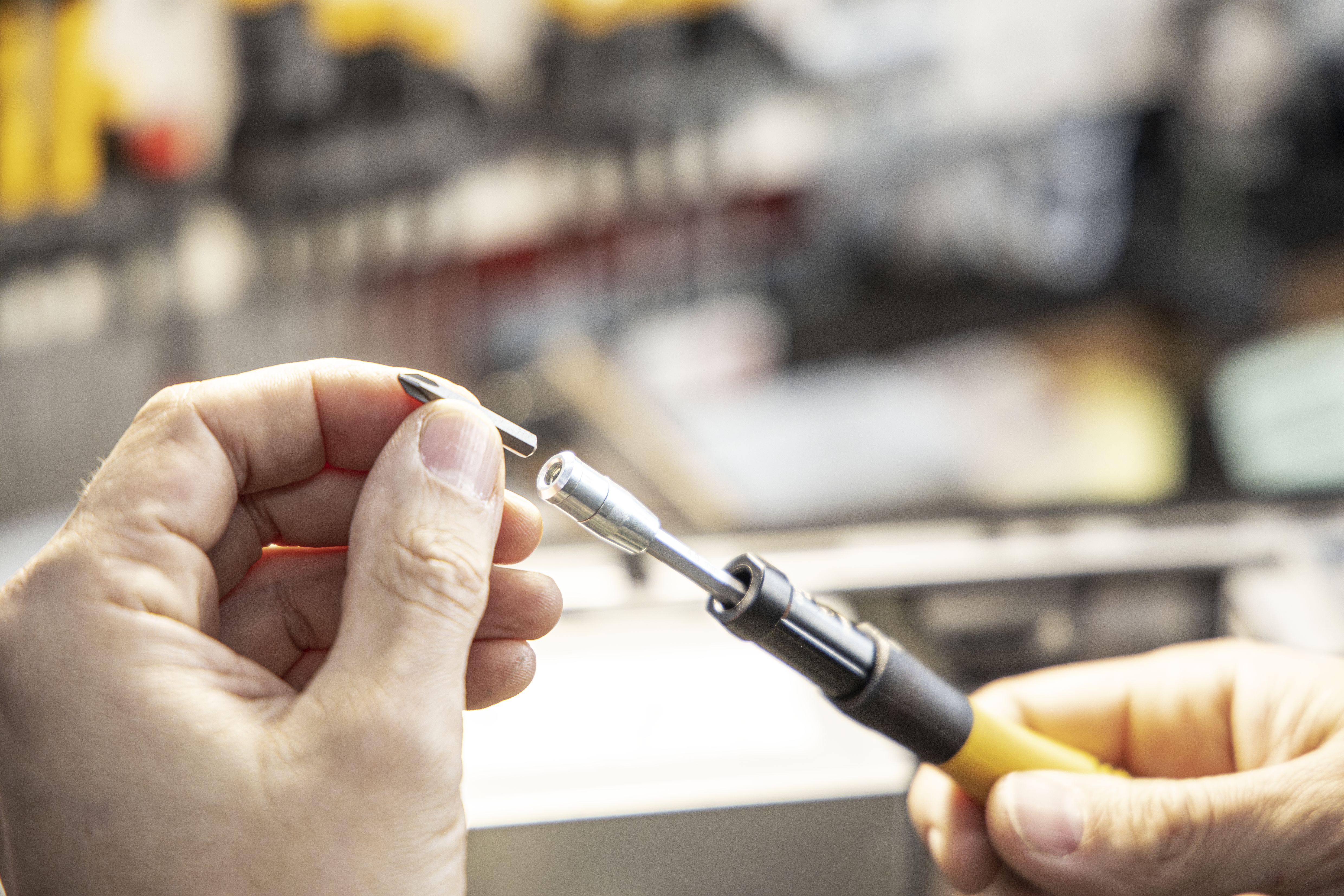Wiha Sats med vridmomentskruvmejslar TorqueVario®-S Micro ESD 0,1–0,6 Nm blandat, 18 delar, variabelt inställbar vridmomentsbegränsning inkl. låda (45690)