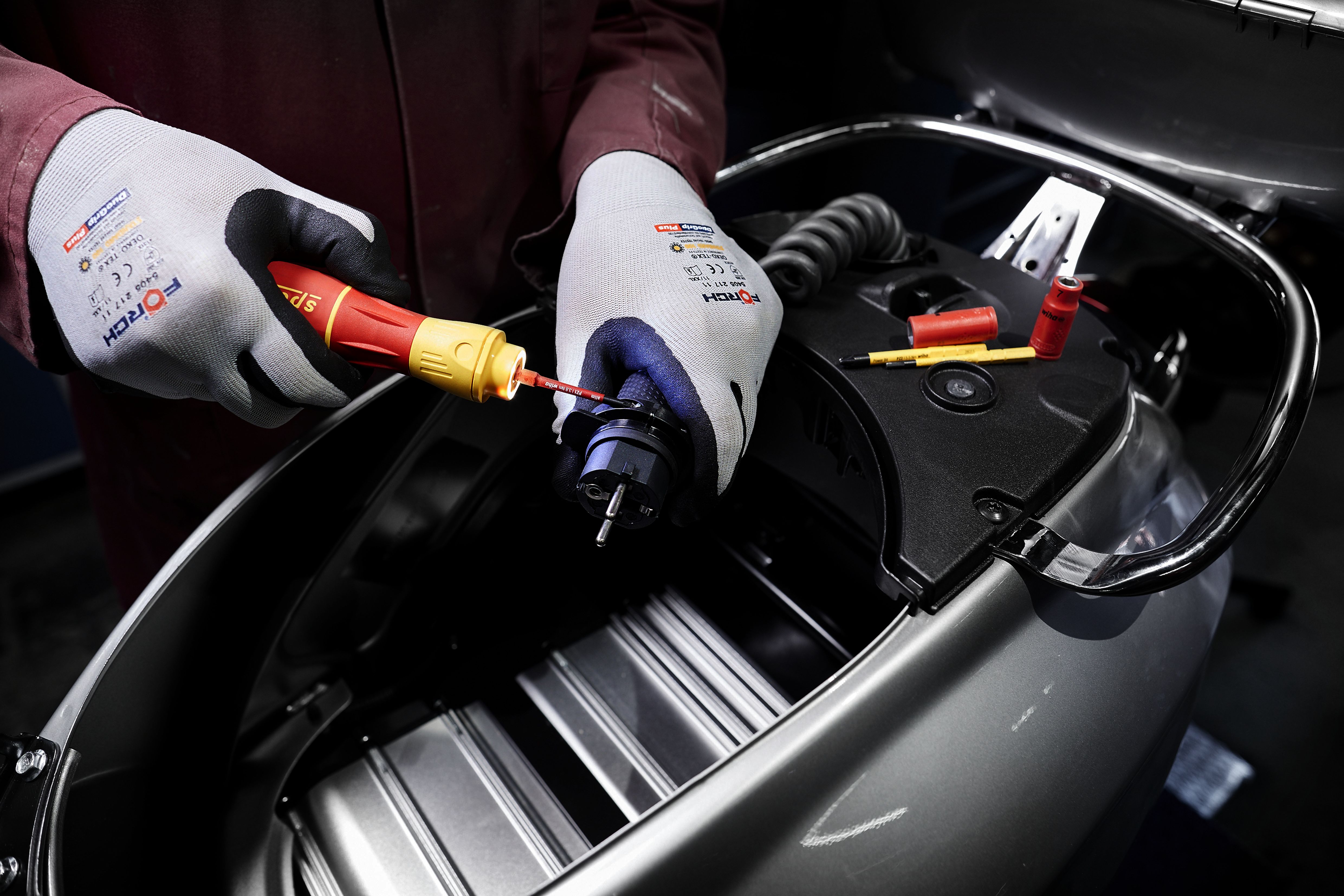 Wiha E-skruvmejsel speedE® II electric 7 delar, med slimBits, batterier och USB-laddare i L-boxx Mini (44318)