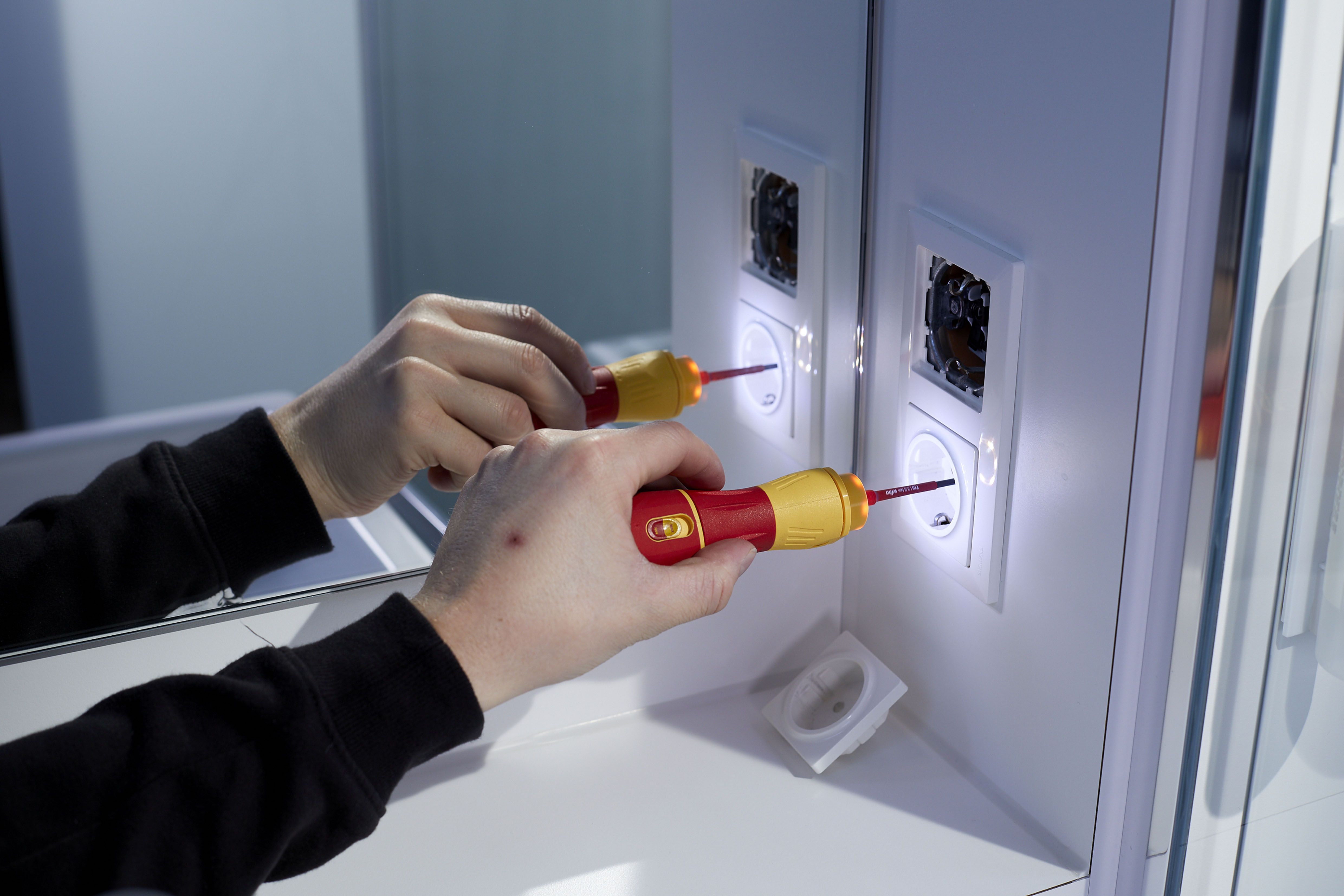 Wiha E-skruvmejsel speedE® II electric 7 delar, med slimBits, batterier och USB-laddare i L-boxx Mini (44318)