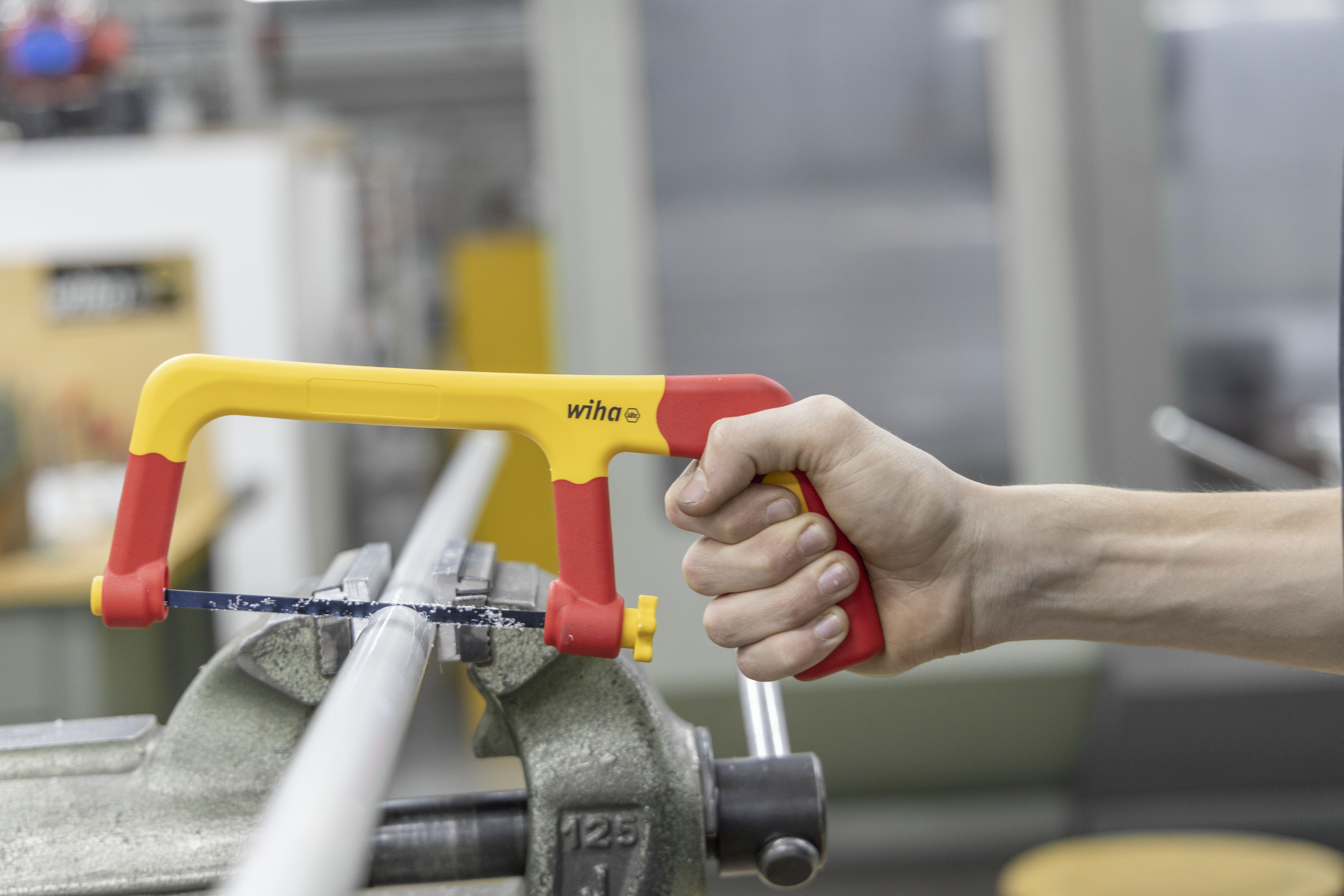 Wiha Bygelsåg electric isolerad med tre sågblad 150 mm 280 mm (43125)