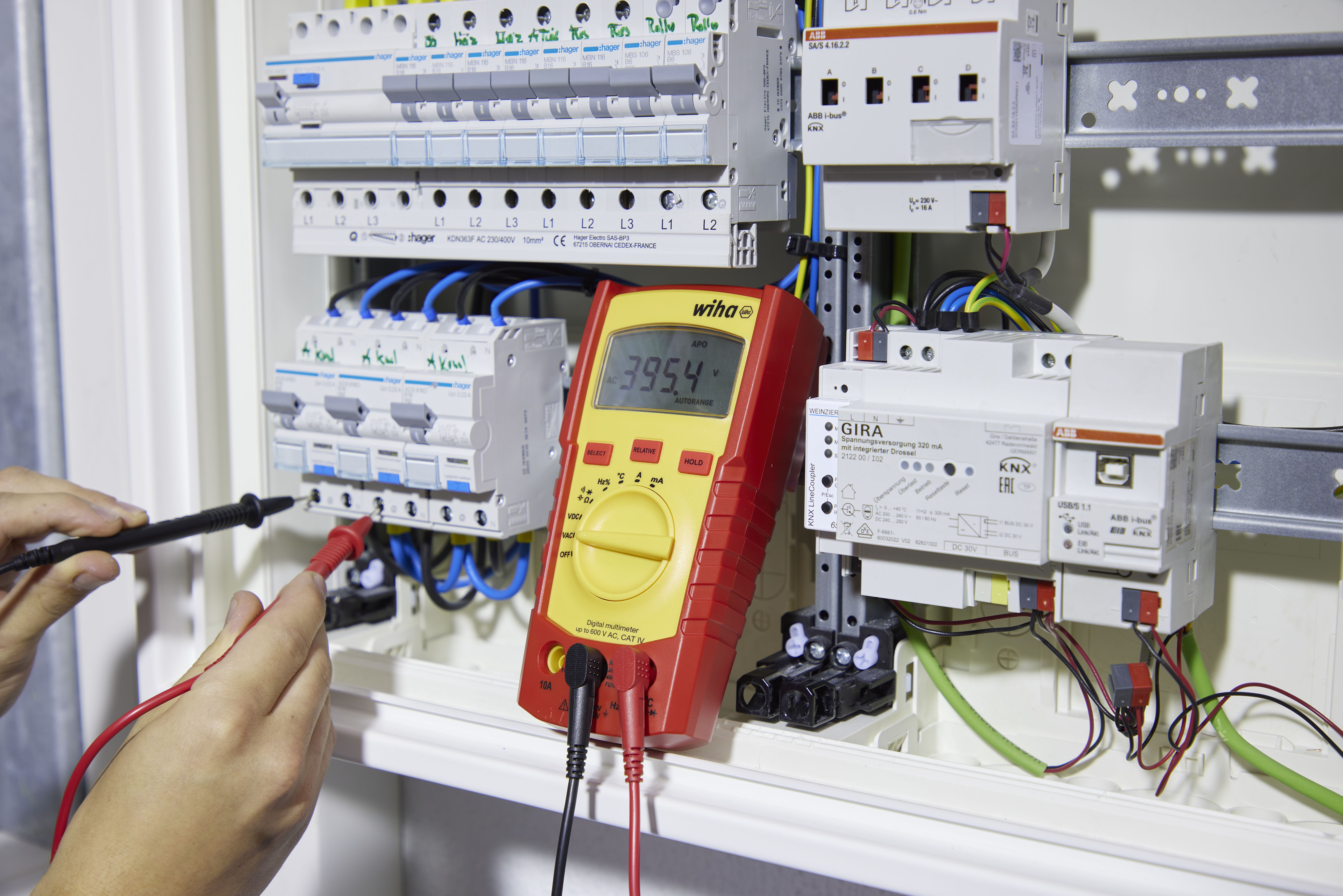 Wiha Digital multimeter till 600 V AC, CAT IV inkl. 2x AAA-batterier (45218)