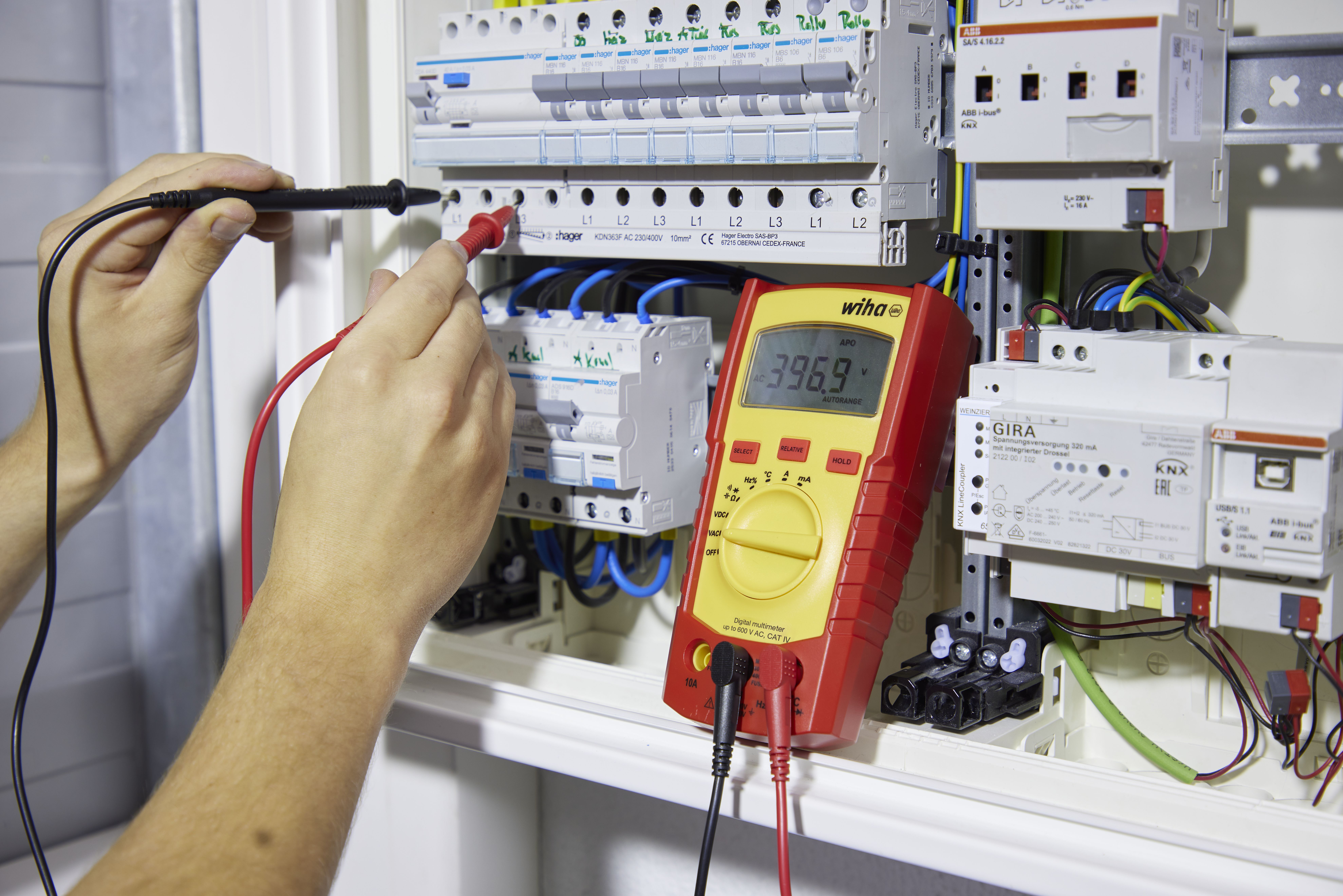 Wiha Digital multimeter till 600 V AC, CAT IV inkl. 2x AAA-batterier (45218)
