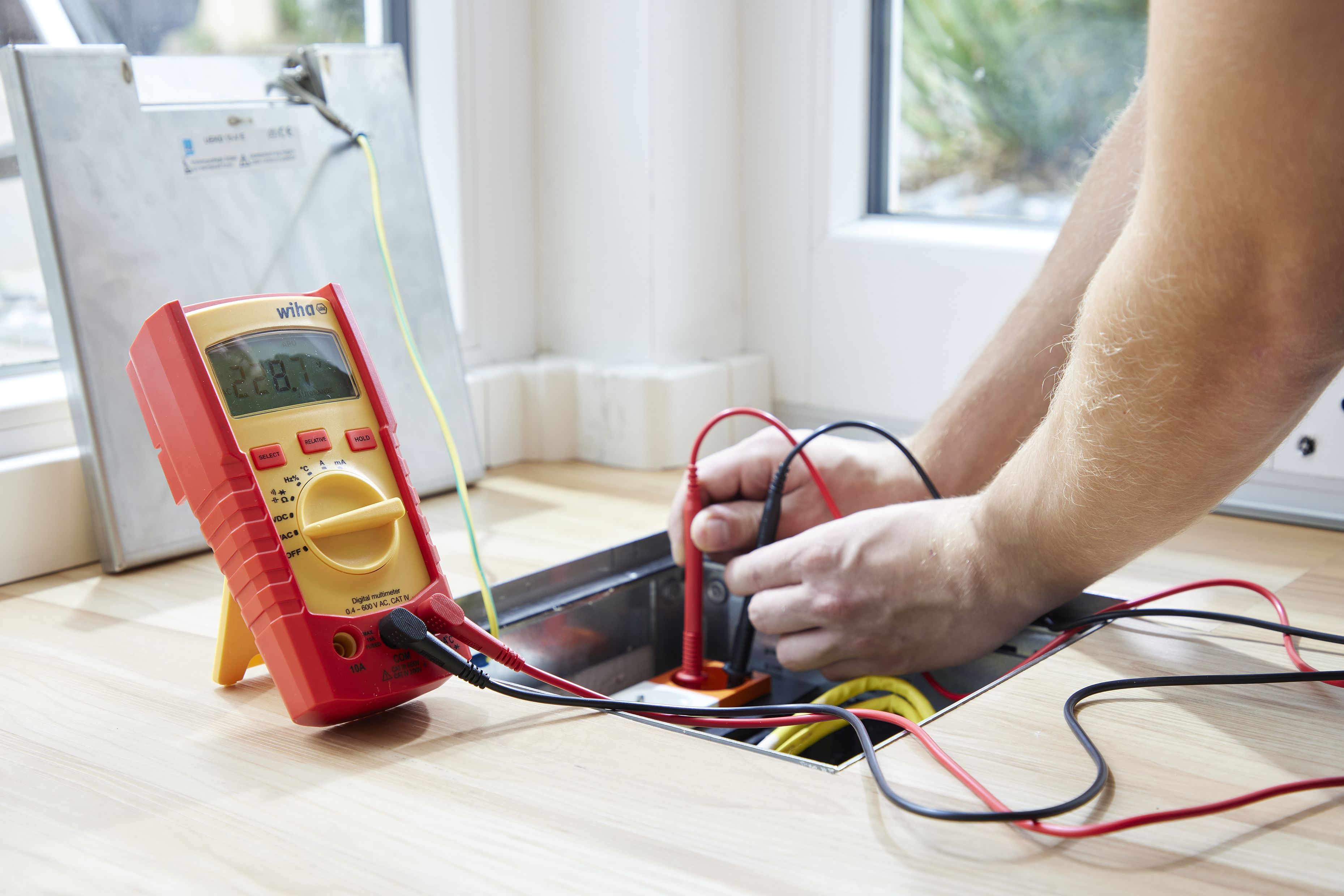 Wiha Digital multimeter till 600 V AC, CAT IV inkl. 2x AAA-batterier (45218)