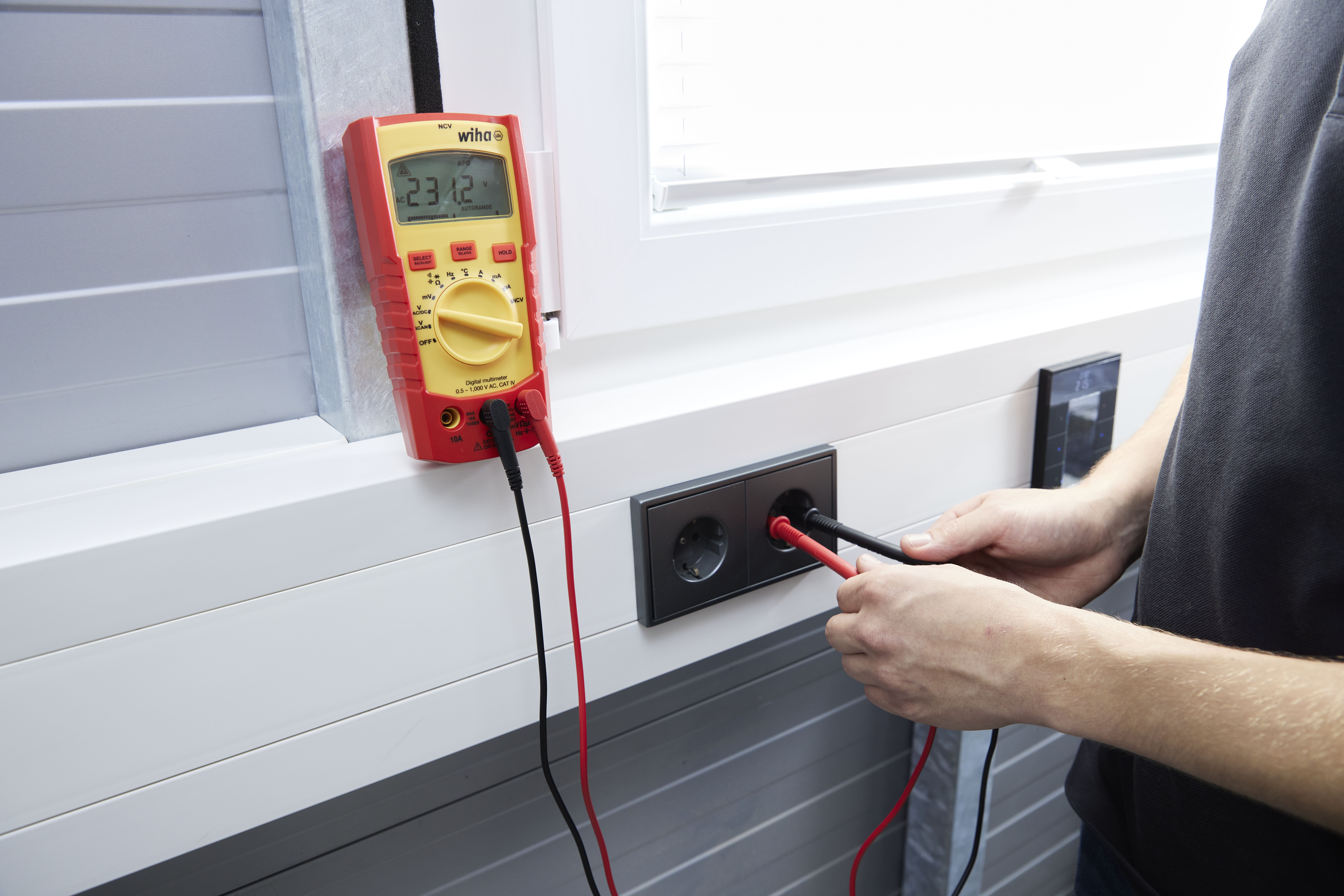 Wiha Digital multimeter till 1 000 V AC, CAT IV inkl. 2x AAA-batterier (45215)