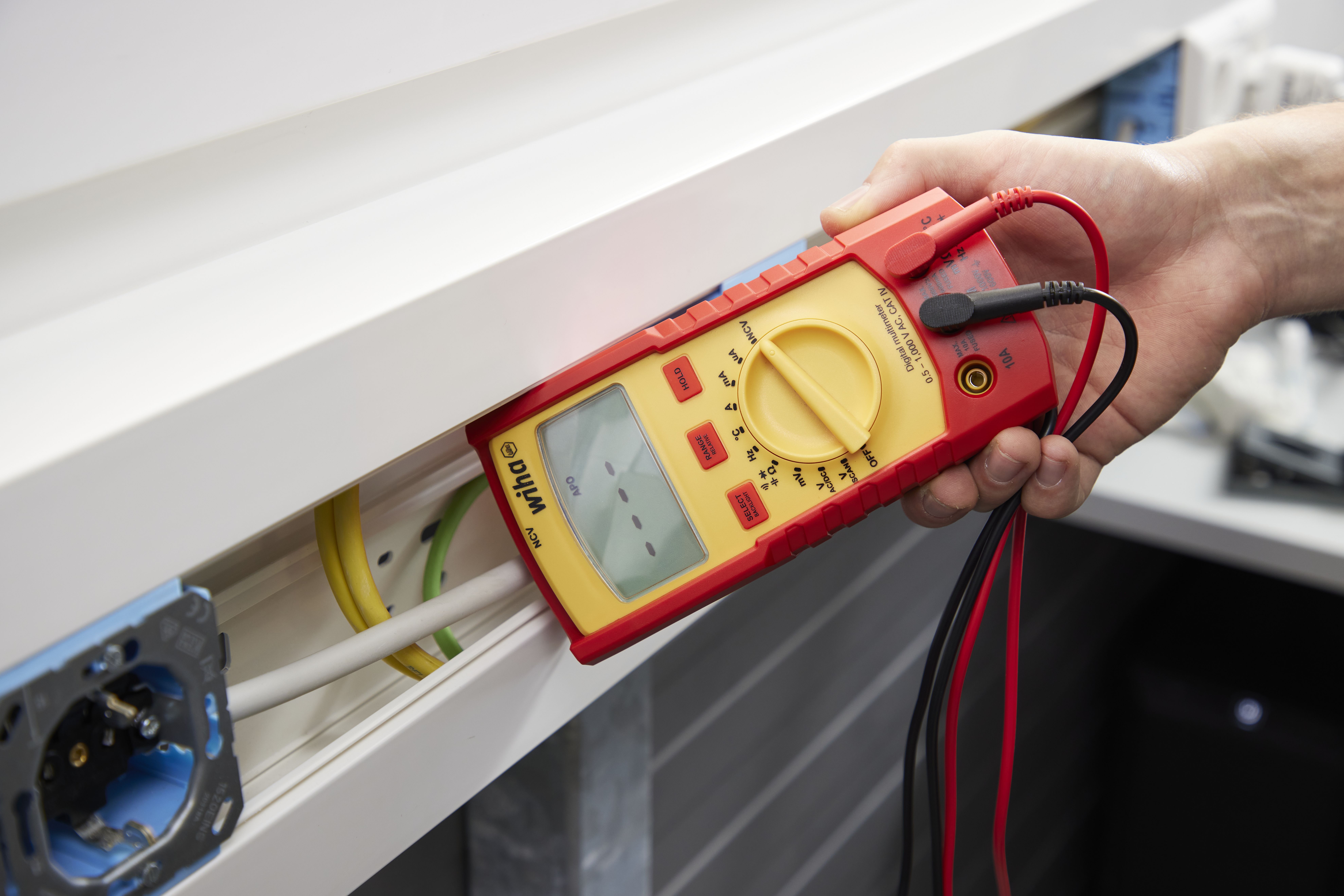 Wiha Digital multimeter till 1 000 V AC, CAT IV inkl. 2x AAA-batterier (45215)