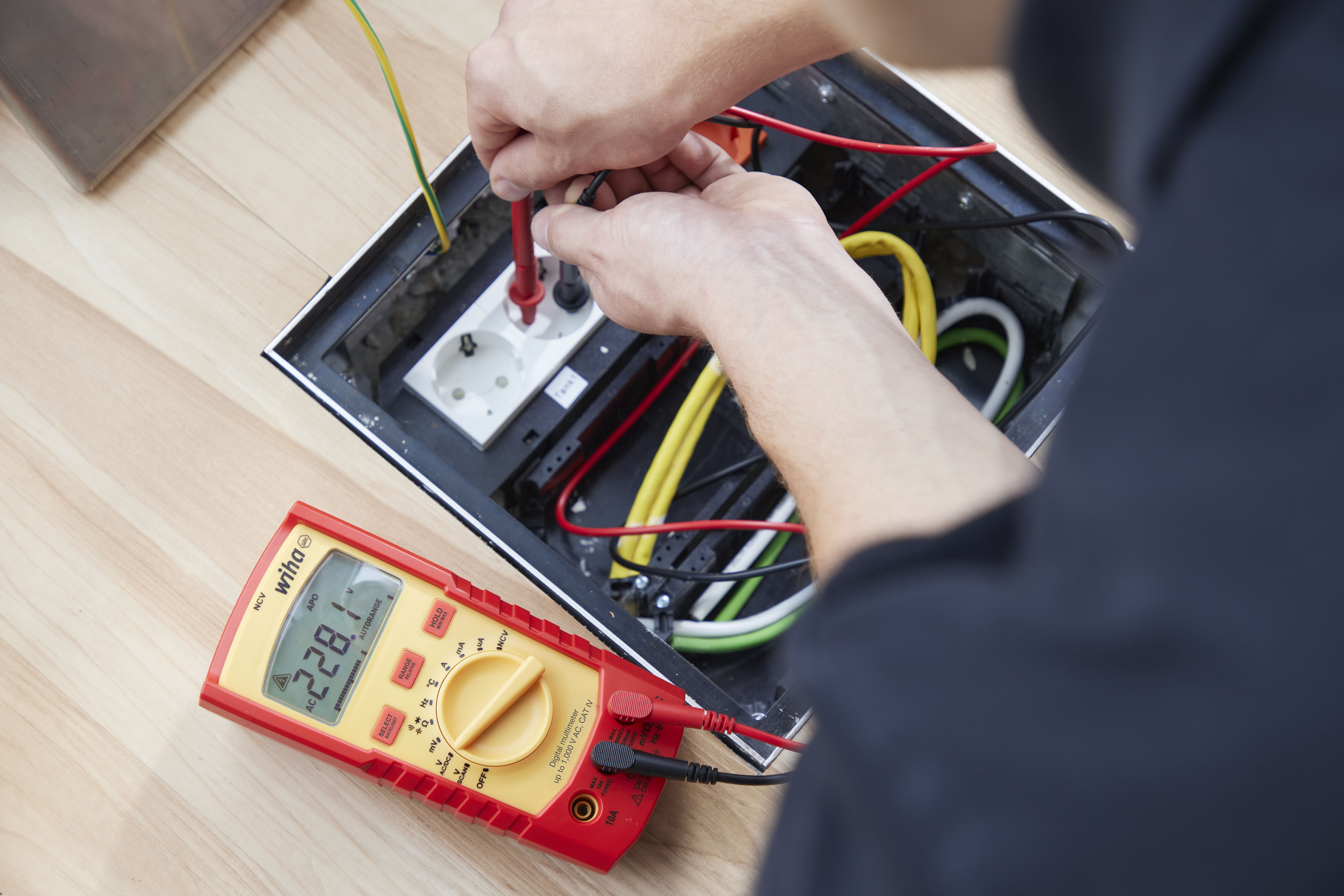 Wiha Digital multimeter till 1 000 V AC, CAT IV inkl. 2x AAA-batterier (45215)