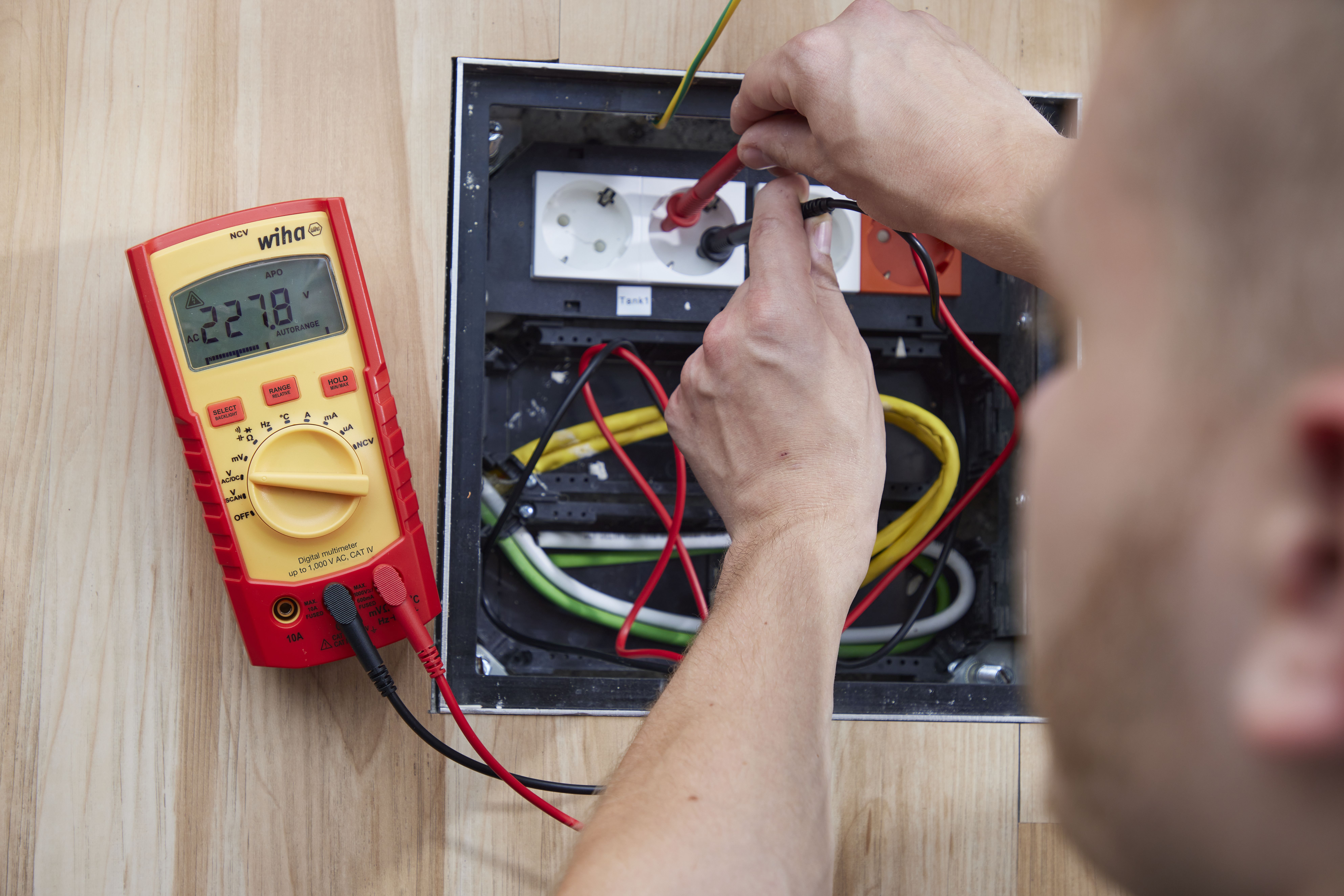 Wiha Digital multimeter till 1 000 V AC, CAT IV inkl. 2x AAA-batterier (45215)