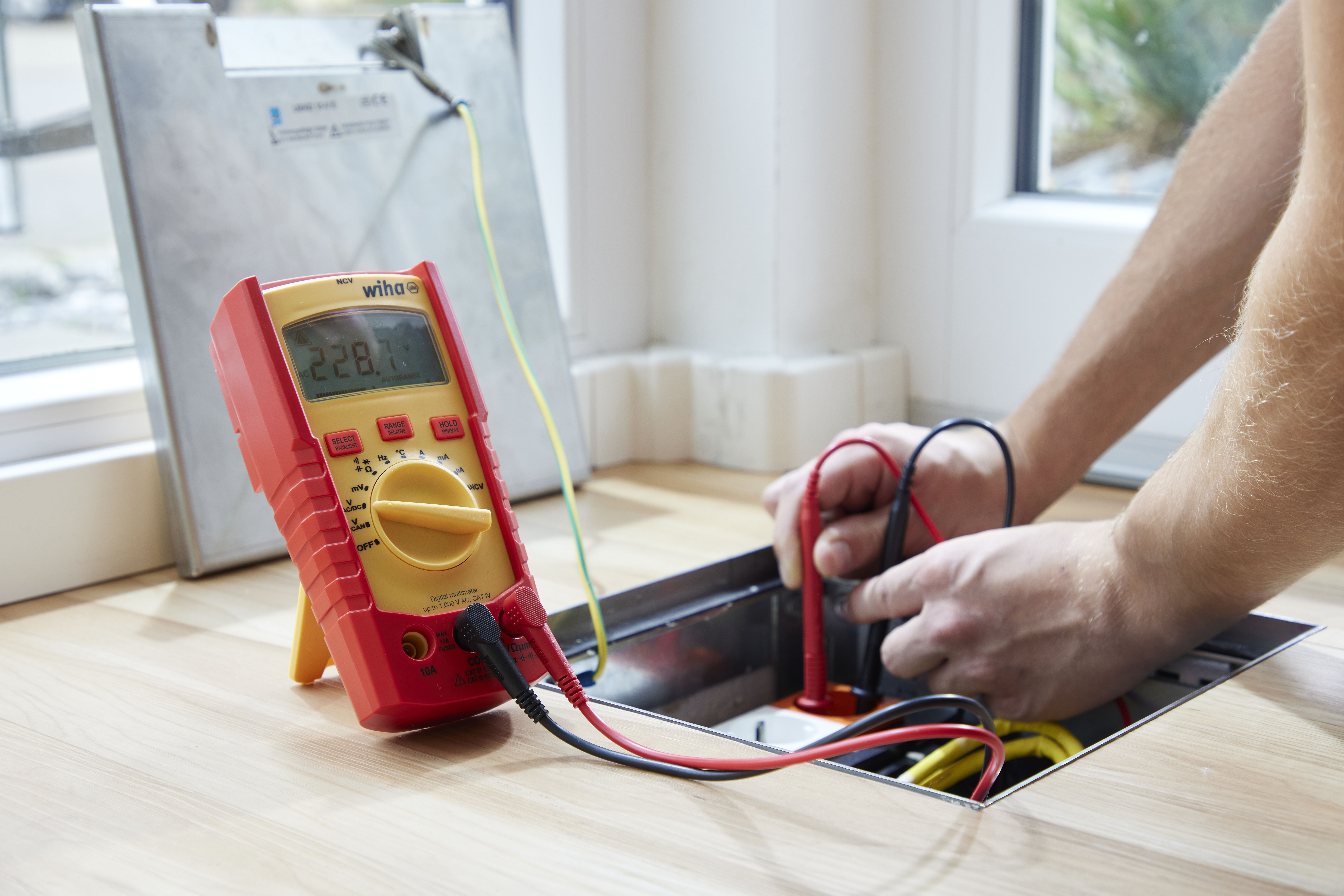 Wiha Digital multimeter till 1 000 V AC, CAT IV inkl. 2x AAA-batterier (45215)
