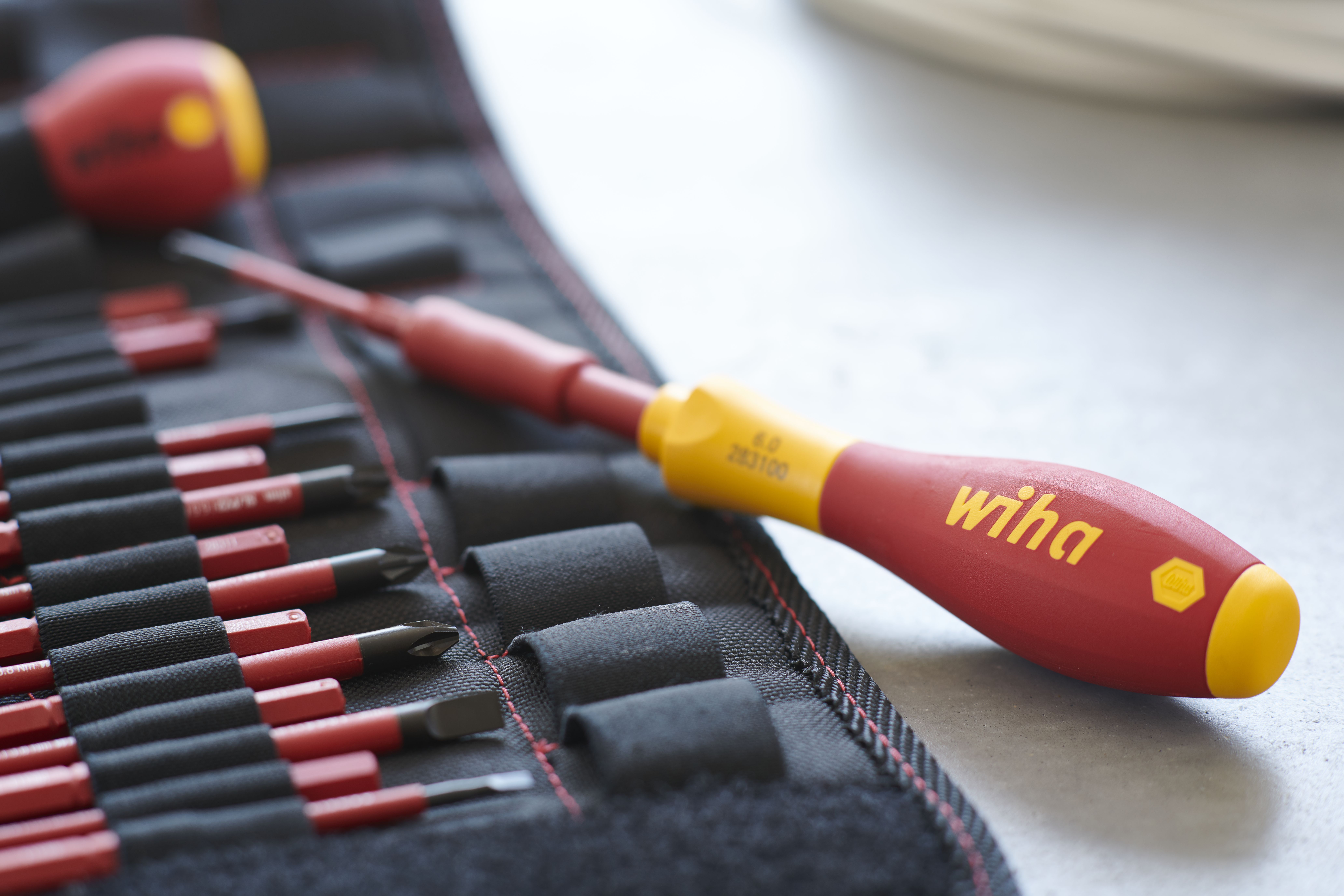 Wiha Skruvmejsel med bitshållare SoftFinish VDE slimVario blandat, 17 delar inkl. vikfodral (36068)