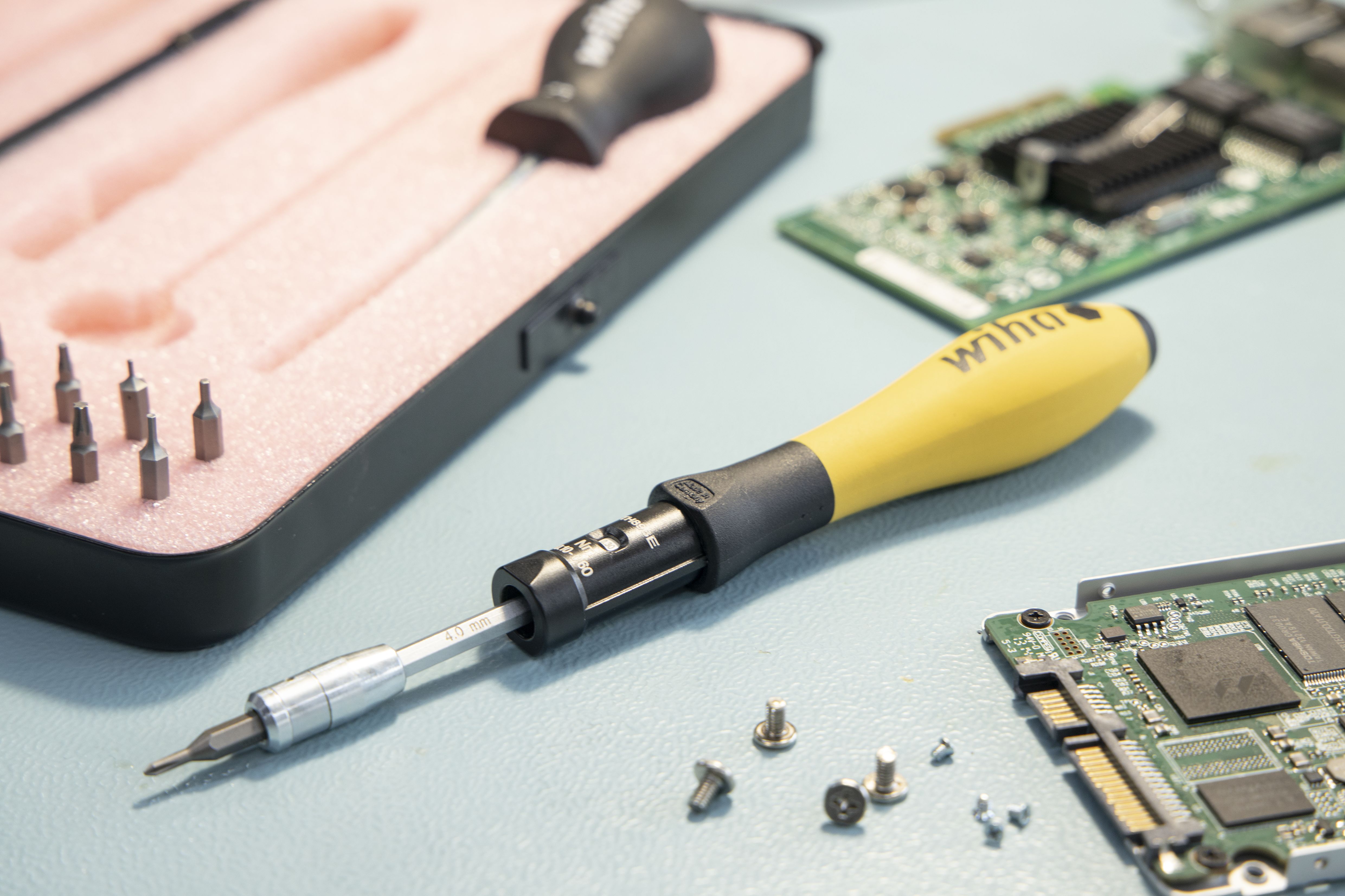 Wiha Sats med vridmomentskruvmejslar TorqueVario®-S Micro ESD 0,1–0,6 Nm blandat, 18 delar, variabelt inställbar vridmomentsbegränsning inkl. låda (45690)