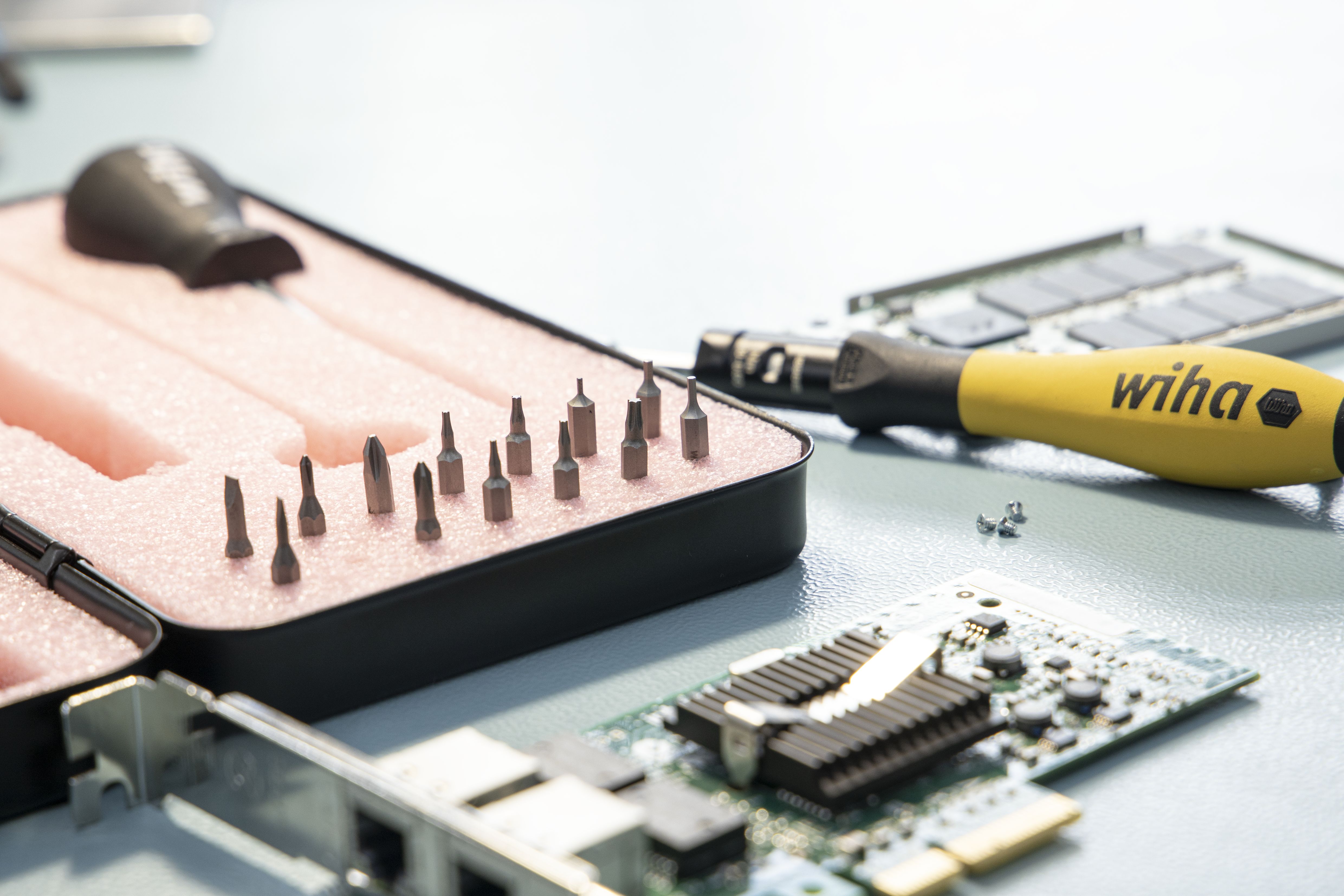 Wiha Sats med vridmomentskruvmejslar TorqueVario®-S Micro ESD 0,1–0,6 Nm blandat, 18 delar, variabelt inställbar vridmomentsbegränsning inkl. låda (45690)